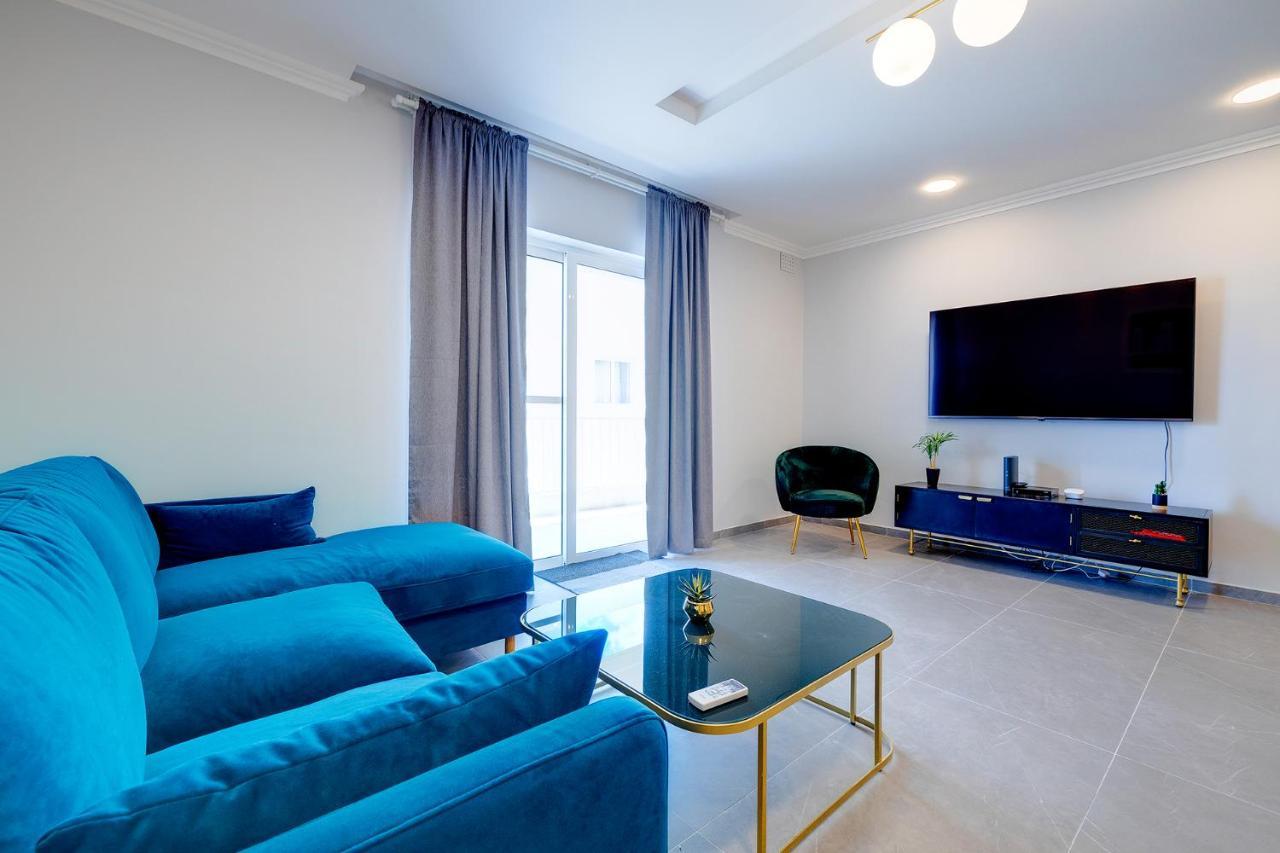 Art Deco Luxury Apartment, Location *