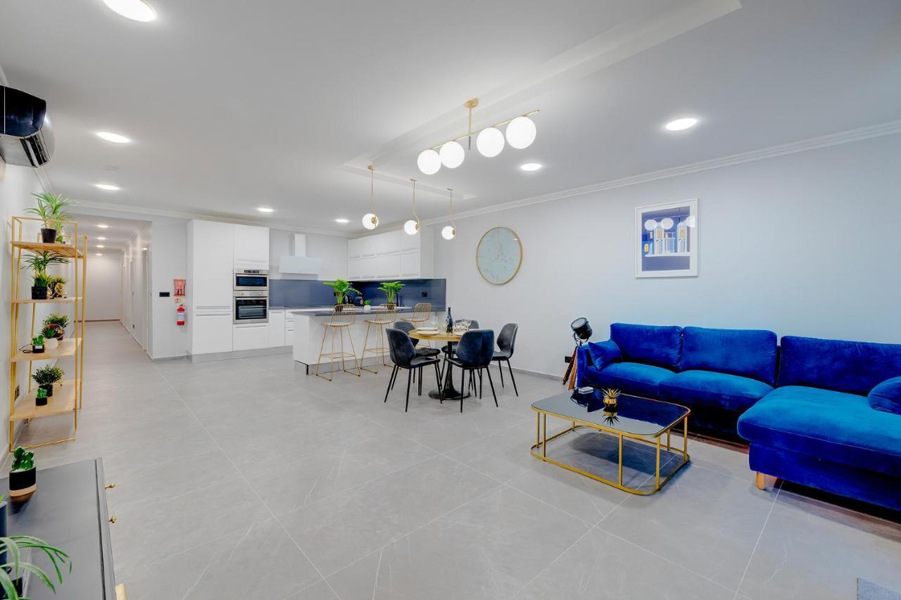Art Deco Luxury Apartment, Location *